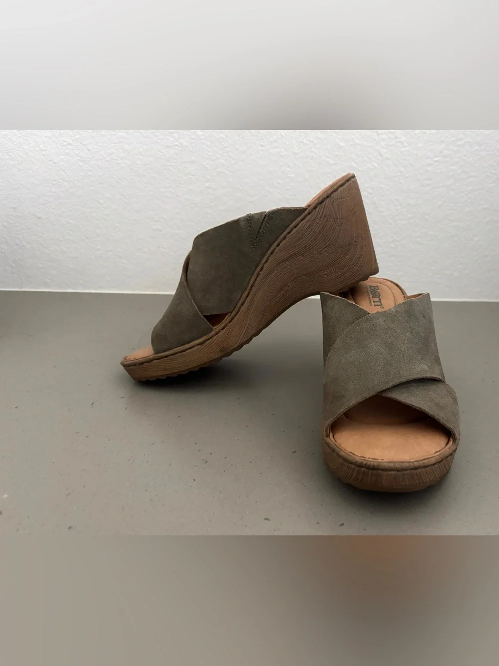 NEW Born Nora Women’s Olive Suede Crossover Wedge Sandals Size 8, run large